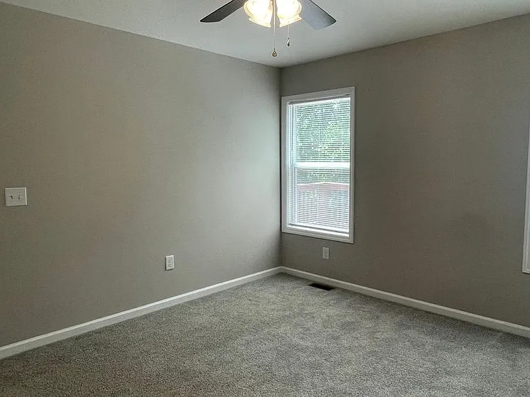 605 Frank St — Photo 14