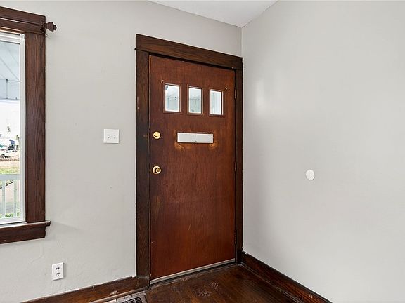 4th image of 214 Geneva Rd