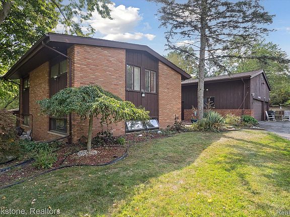 4th image of 4665 W Maple Rd