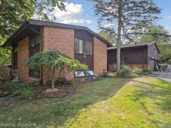 4665 W Maple Rd, Bloomfield Hills, MI 48301