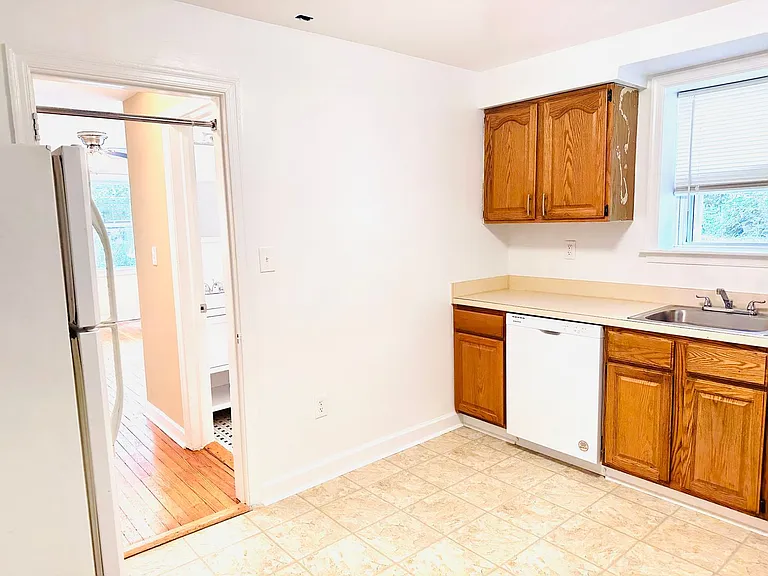 907 Hudson Ave — Photo 38