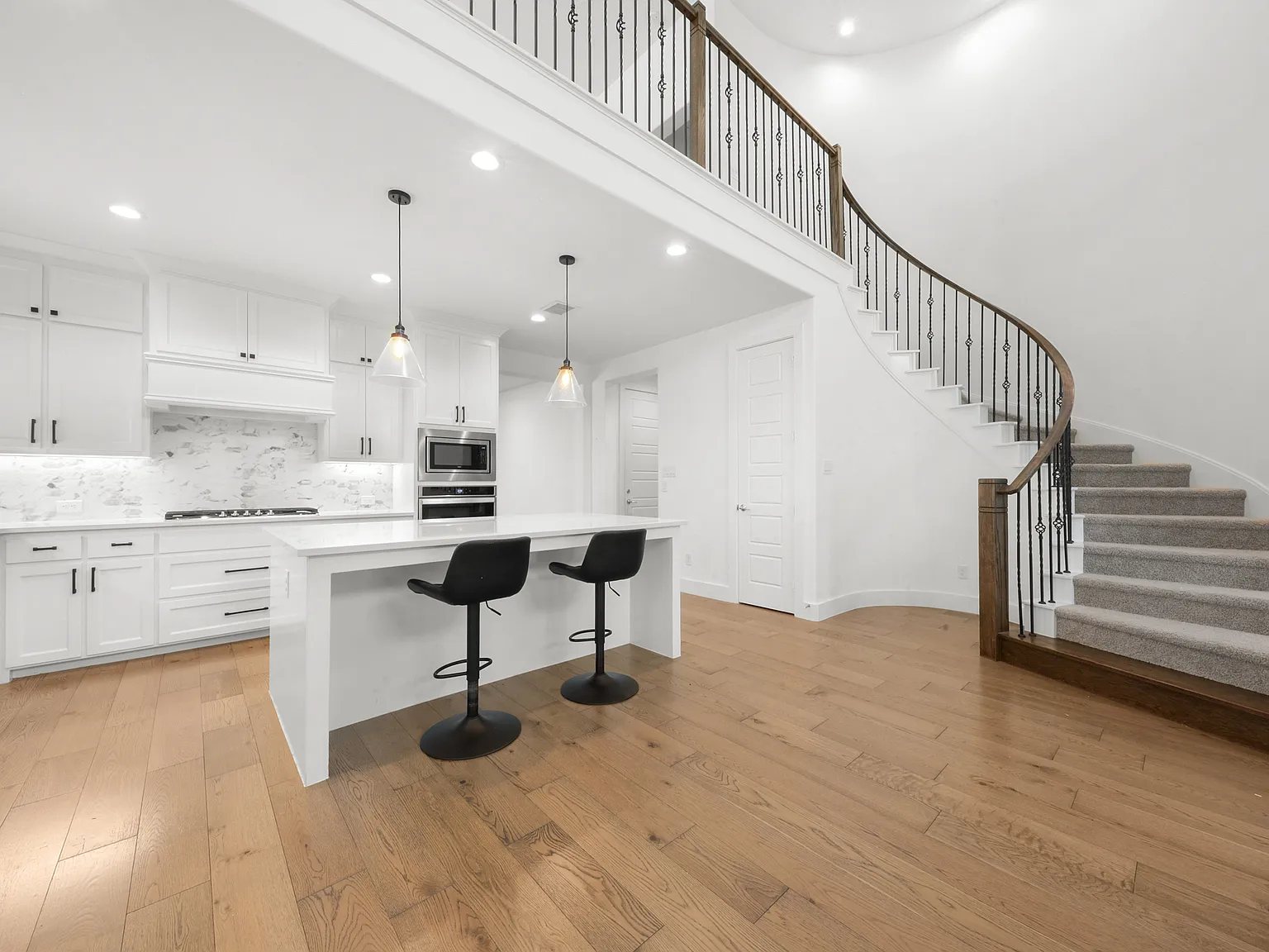 4 bed, 3426 sqft, $4,000 — Photo 4
