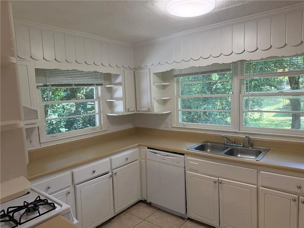 3 bed, 2.0 bath, 1460 sqft, $1,850 — Photo 3