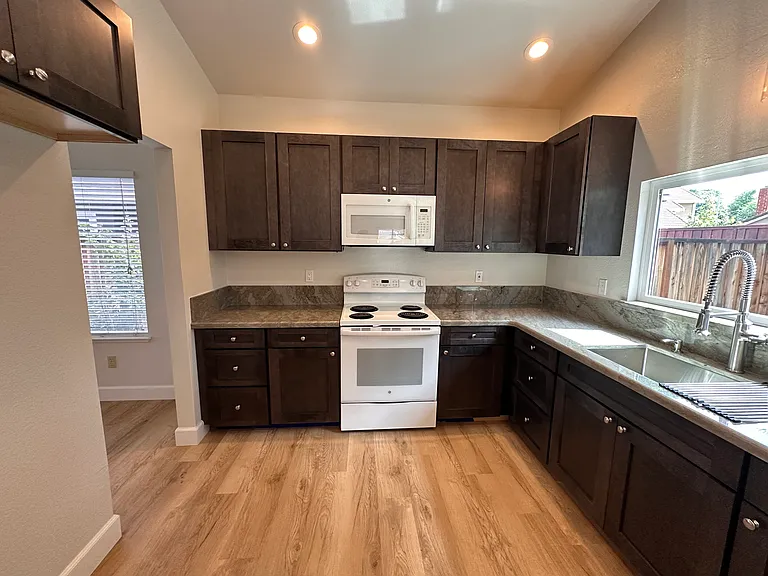 52 Elizabeth Ct — Photo 21