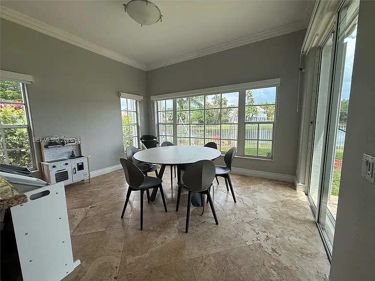 1070 Capistrano — Photo 11