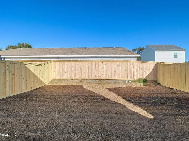 986 Waterford Ln — Photo 18