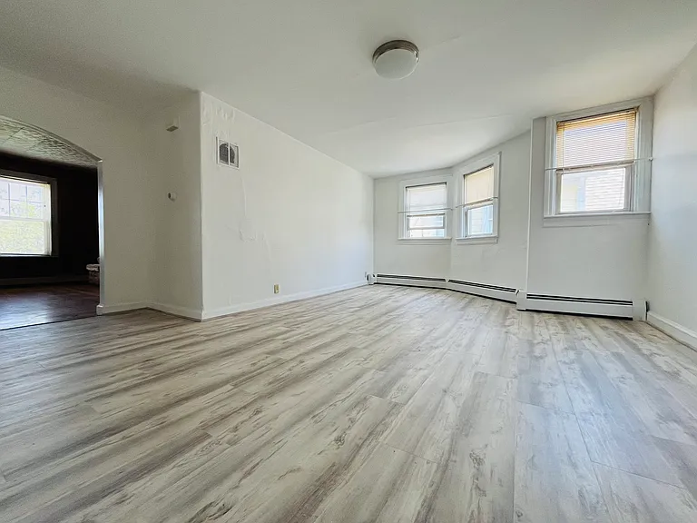 160 Penn St #3 — Photo 4