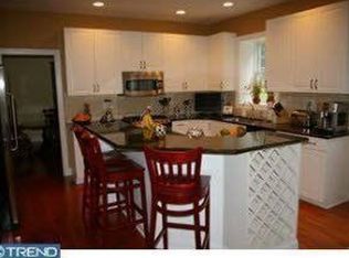 98 Chinaberry Dr, Lafayette Hill, PA 19444