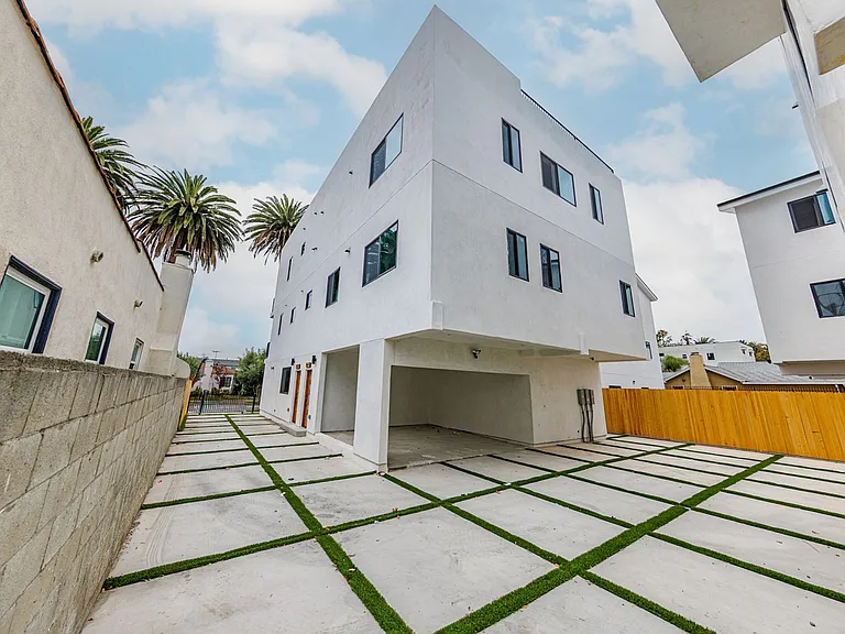 2026 Luxury 3, 4 & 5 Bed Townhomes — Photo 5