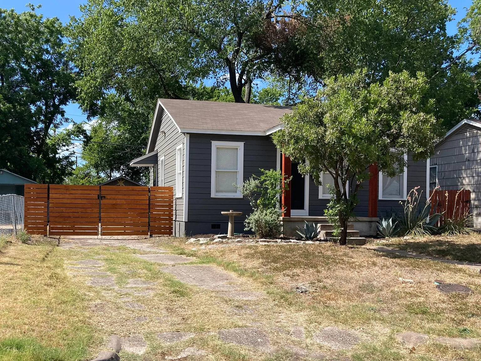 2932 Moss St — Photo 3