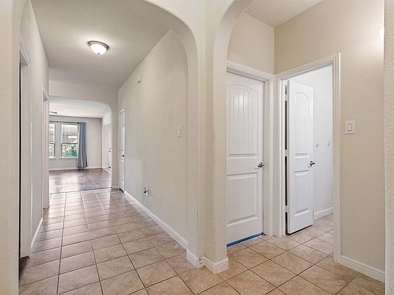 5th image of 1148 Lakeville Dr