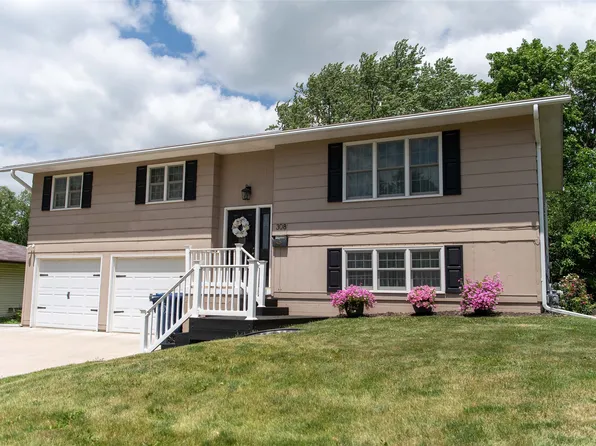 308 Pine Dr, Pella, IA 50219