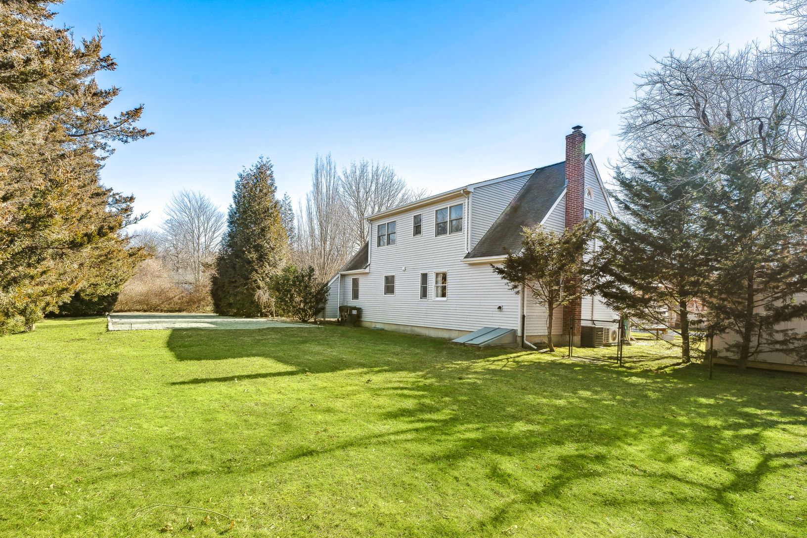  Large front yard 