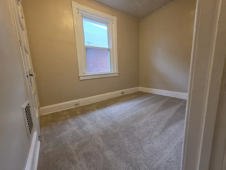525 E Laurel St — Photo 15