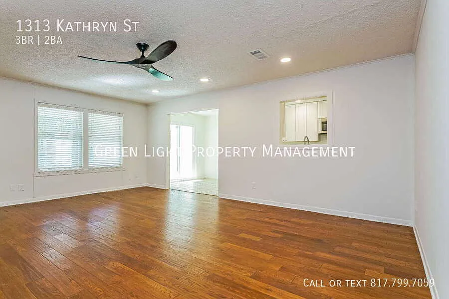 Spacious 3 bedroom home in Hurst — Photo 3