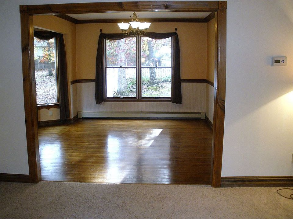 DINING RM W/GLEAMING WOOD FLOORS