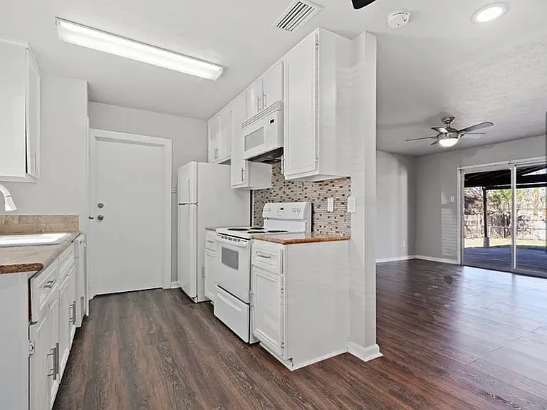 821 E Daugherty Dr — Photo 3