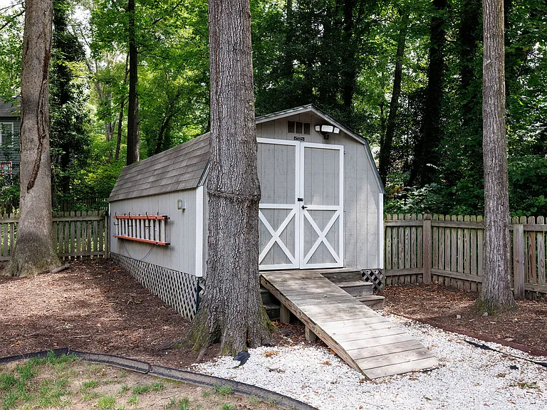 Backyard shed (10x20)
