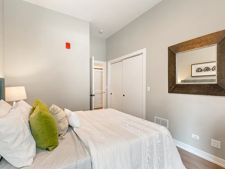 3217 N Clark St — Photo 7