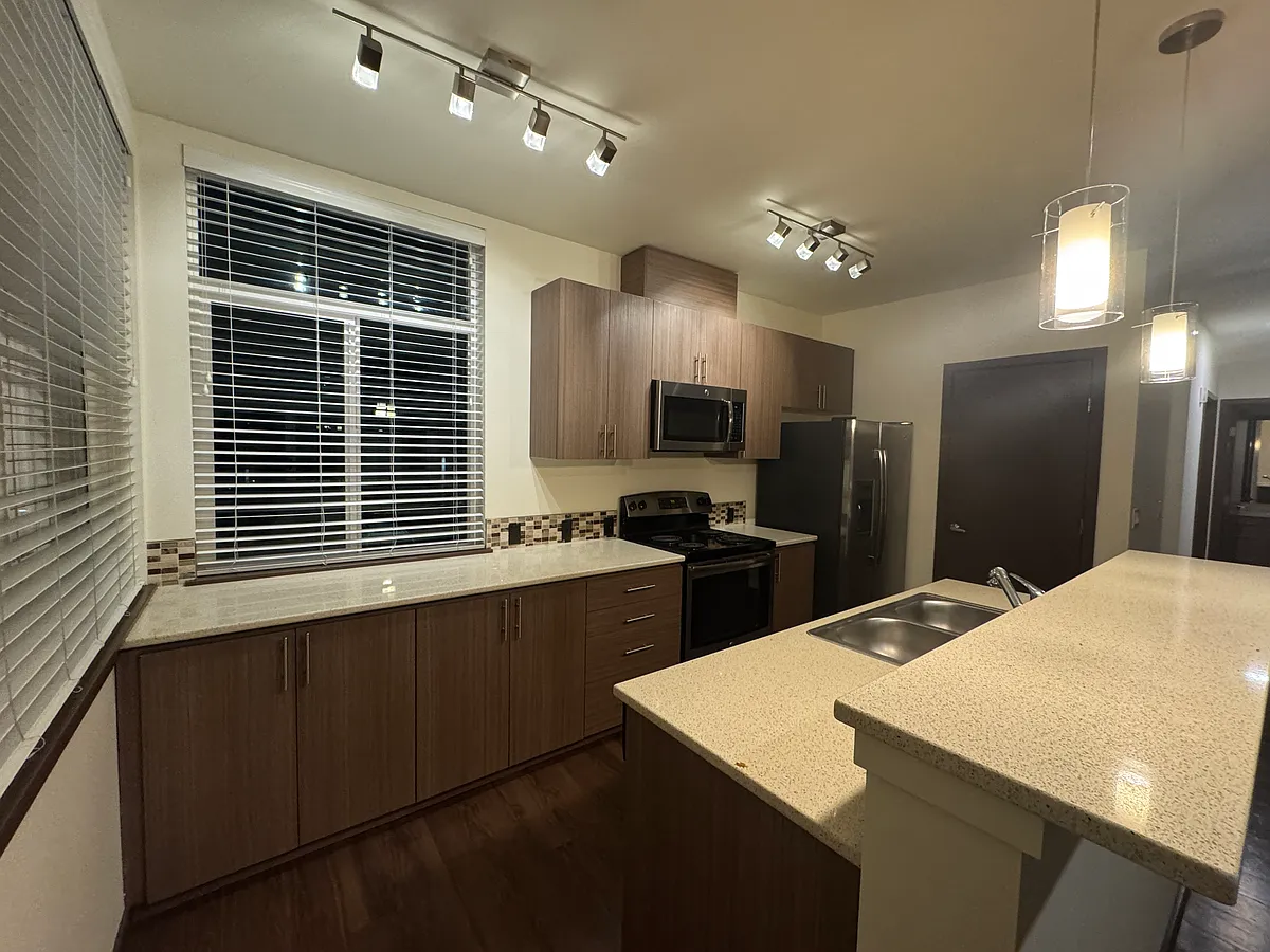 Building Photo - 710A 8th Ave NE #2