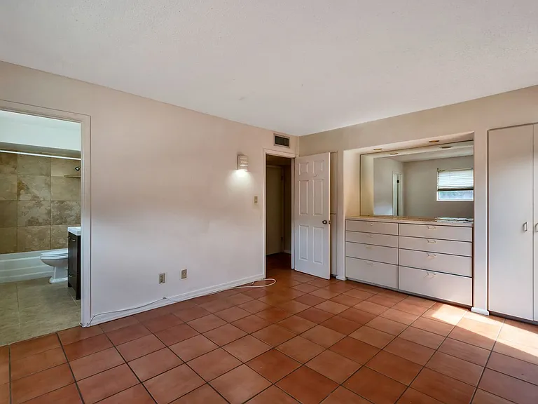 525 E Alameda Dr — Photo 7