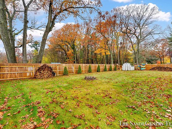 4th image of 1635 Gaylord Dr