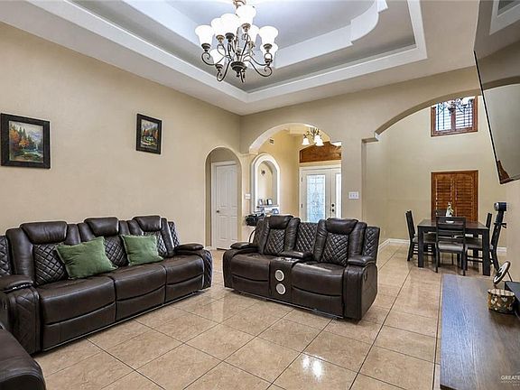 3rd image of 2501 Gardenia Dr
