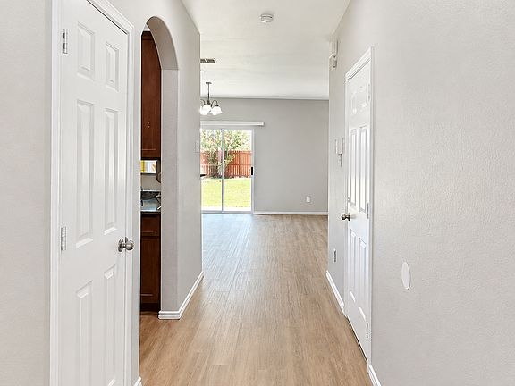 3rd image of 541 Harding Ln