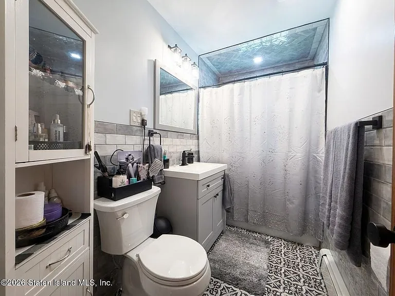 240 Graves St — Photo 13