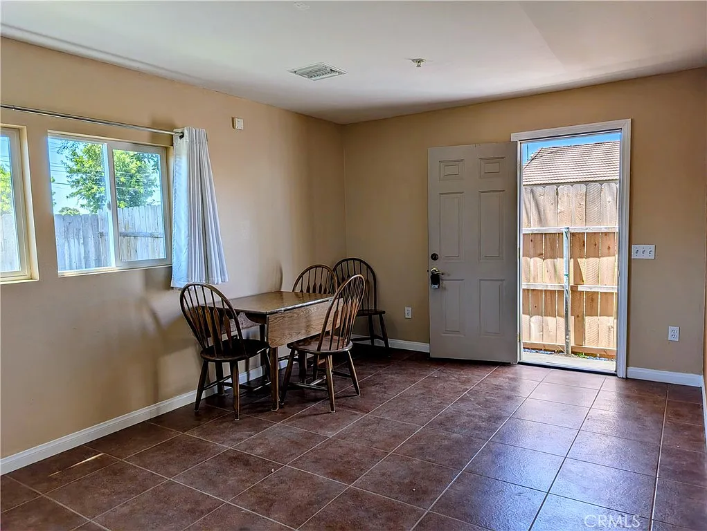1 bed, 900 sqft, $1,995 — Photo 3