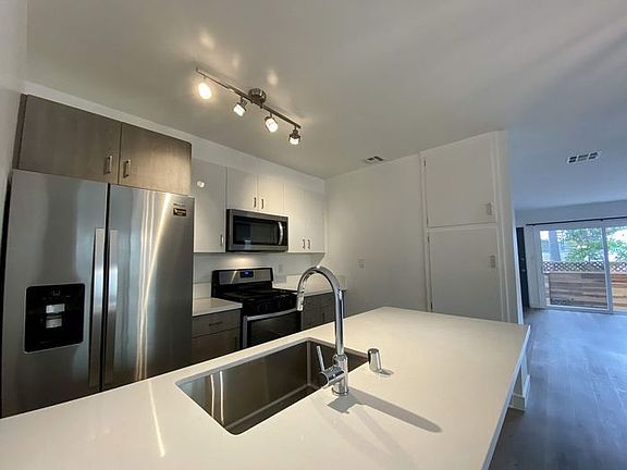 3rd image of 750 N Inglewood Ave APT 1
