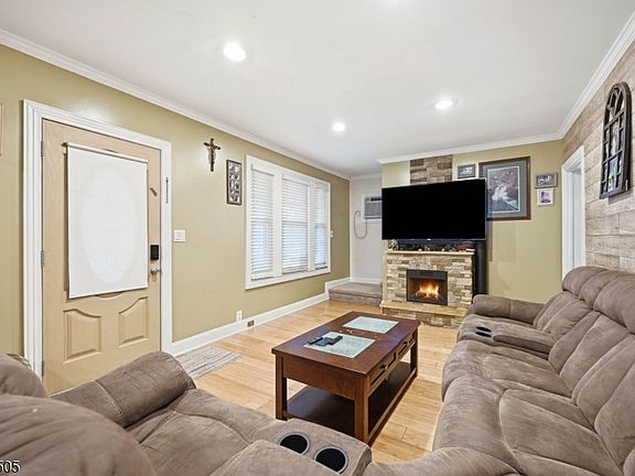 3rd image of 117 Richmond Ave