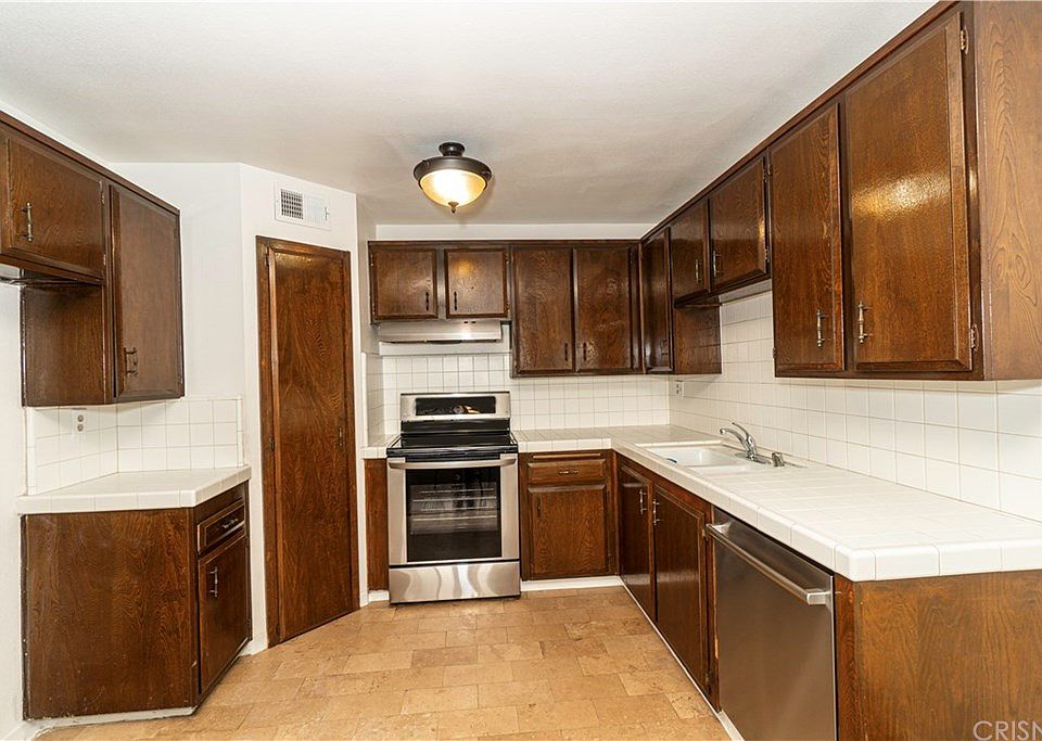 1st image of 18619 Collins St APT F16