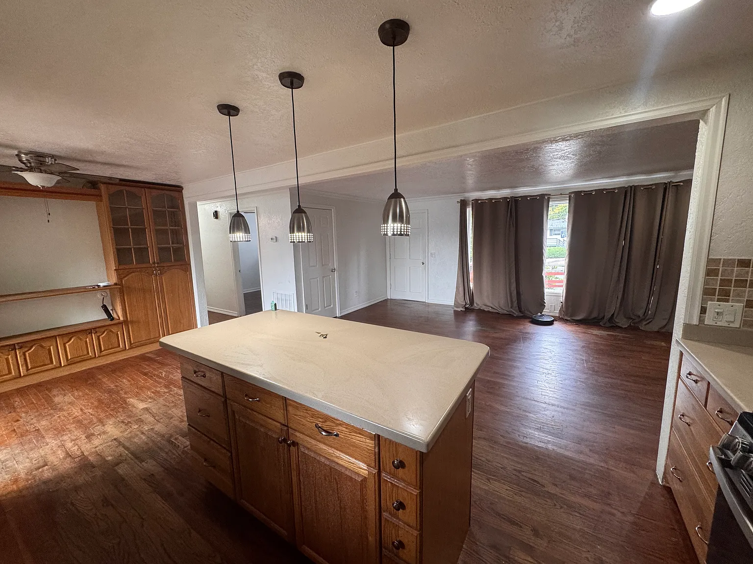 5 bed, 2354 sqft, $3,000 — Photo 2