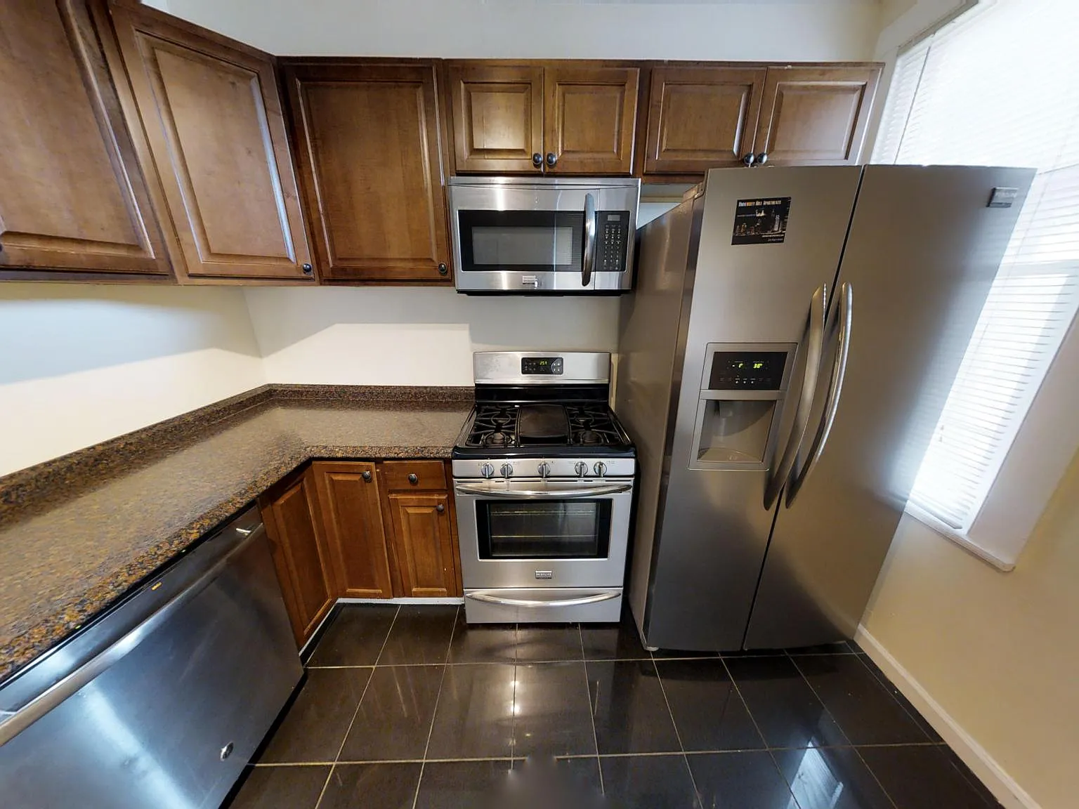 5 bed, 2250 sqft, $3,375 — Photo 4