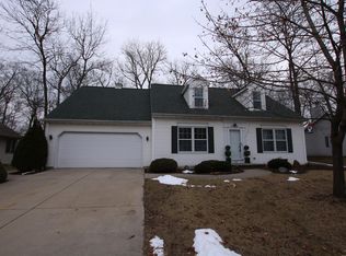 1107 Woodcrest Dr, Fond Du Lac, WI 54935