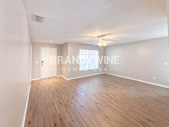 4th image of 323 Summer Sails Dr