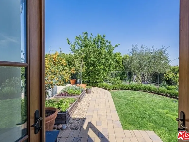 3110 Benedict Canyon Dr — Photo 63