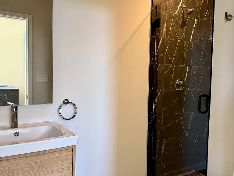 972 W 33rd Pl #2R — Photo 4