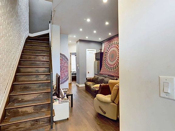 4th image of 13 Stuyvesant Ave
