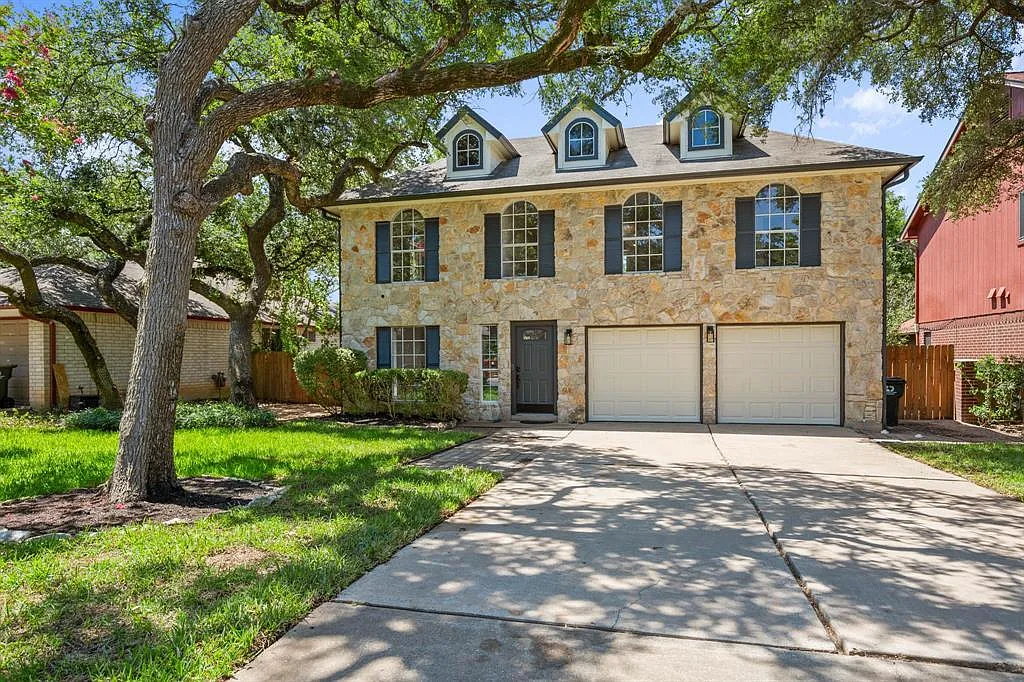 3 bed, 2.5 bath, 2077 sqft, $2,995 — Photo 1