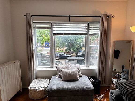 5th image of 611 W Arlington Pl APT 1N
