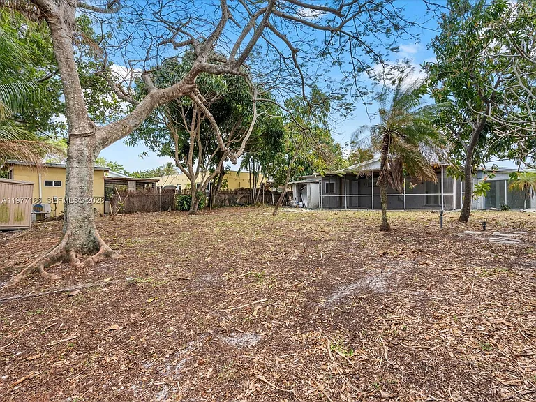 4331 SW 31st Dr — Photo 20