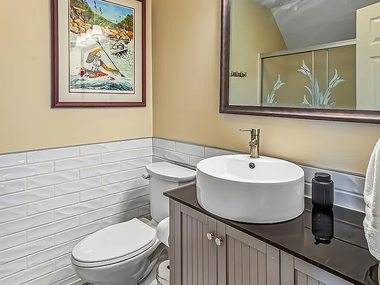 Upstairs bathroom between Bedrooms 3 and 4