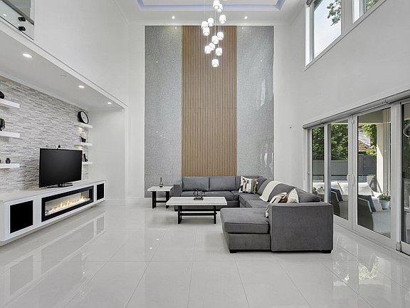 3rd image of 15671 Roper Ave