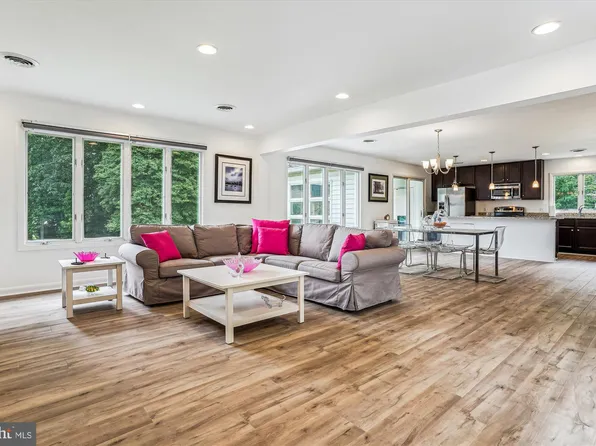 14807 Spriggs Rd, Woodbridge, VA 22193