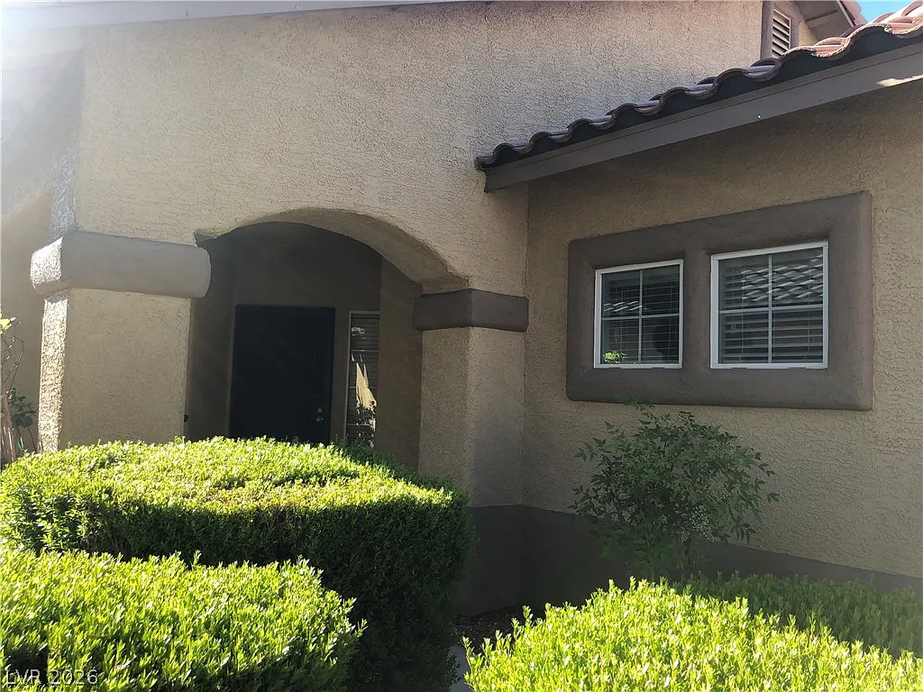 3 bed, 2.0 bath, 1751 sqft, $2,300 — Photo 2
