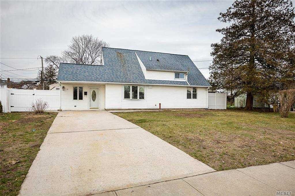 11 Friendly Rd Hicksville Ny 11801 Zillow