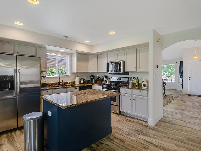 8627 Eagle Creek Dr NE — Photo 3