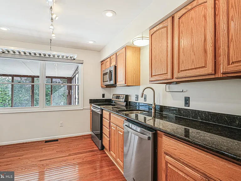510 Retford Dr — Photo 6